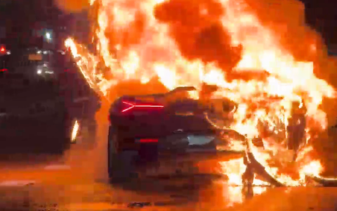 Giới mê siêu xe 'sốc' khi chiếc Lamborghini mới lăn bánh 174km đã bốc cháy ở New York