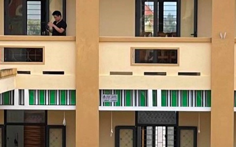 Chủ doanh nghiệp lắp bạt chống nắng nói gì về việc hiệu trưởng kê khai giá bạt gấp 3 lần?