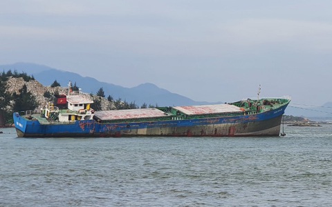 Bão Trà Mi đến gần, tàu hàng mắc cạn ở bãi đá Dung Quất chưa thể lai dắt
