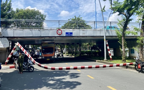 Xe tải tông sập khung giới hạn gầm cầu Hoàng Hoa Thám, quận 1