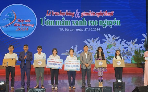 Trao học bổng Tiếp sức đến trường cho sinh viên 5 tỉnh Tây Nguyên