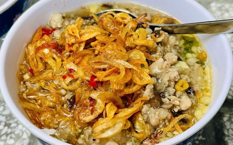 Bánh đúc Phan Đăng Lưu ngon còn tùy miệng nhưng 'thái độ người bán hơi bị lạnh lùng'!
