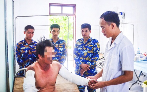 Thuyền trưởng kiểm tra bình gas công nghiệp trên tàu thì lửa phụt lên