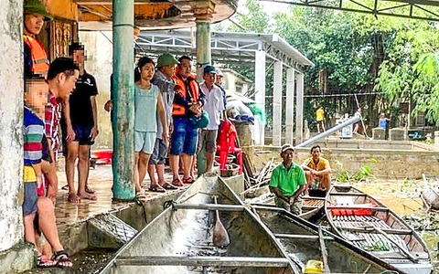 2 bé sinh đôi chết đuối ngay trước sân nhà khi lũ vừa rút