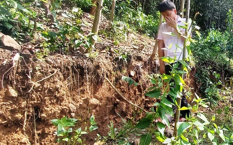 Vết nứt hình cánh cung ở núi Mang Kà Muồng có thể sạt lở bất cứ lúc nào