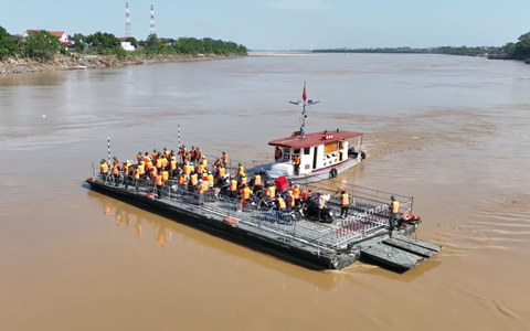 Dùng phà quân sự đưa dân qua sông thay cầu phao Phong Châu tạm dừng do nước chảy xiết