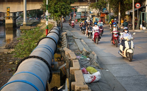 Nâng nền đường Trần Xuân Soạn quận 7, chủ đầu tư nói nhà dân sẽ không 'biến thành hầm'