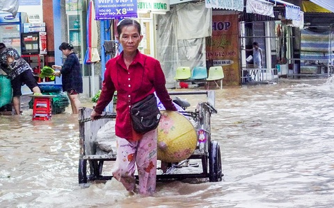 Người dân Cần Thơ ‘bó gối’ vì nước ngập trong ngày triều cường đạt đỉnh