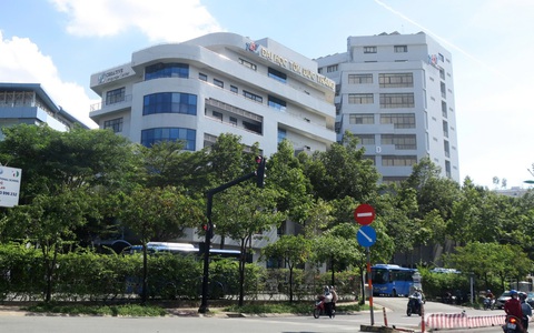 Đã định cư nước ngoài, vì sao vẫn có tên giảng viên cơ hữu đại học trong nước?