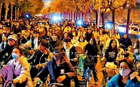 Kỳ lạ cả trăm ngàn sinh viên đạp xe 50km trong đêm chỉ để ăn bánh bao ở Trung Quốc