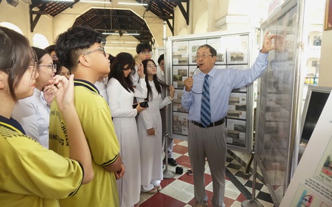 Trường triển lãm tem về Chủ tịch Hồ Chí Minh, học sinh giao lưu với tác giả bộ tem
