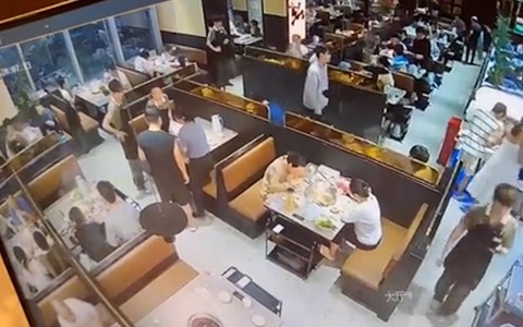 Khách đi lấy nước chấm, quay lại bàn ăn thấy nhân viên dọn sạch