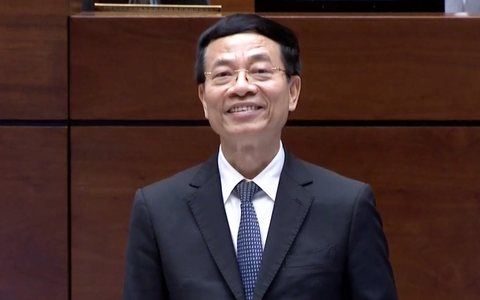 Bộ trưởng Nguyễn Mạnh Hùng cho biết bên cạnh ông có trợ lý ảo cùng trả lời chất vấn