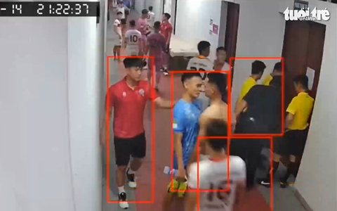 Video: Sự việc cầu thủ Nguyễn Xuân Nam xô xát đổ máu ở đường hầm sân Thống Nhất
