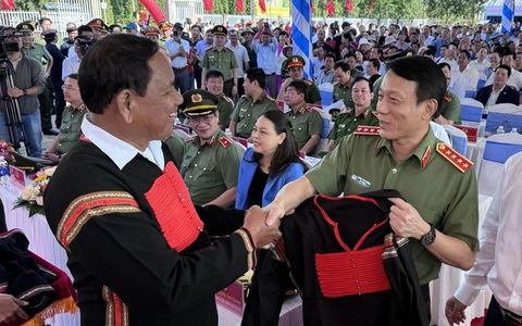 Bộ trưởng Bộ Công an nói về đoàn kết dân tộc, tương thân tại ngày hội ở Cư Kuin