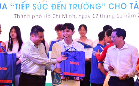 Trao học bổng cho sinh viên Đông Nam Bộ và tổng kết Tiếp sức đến trường 2024