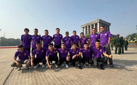 Cầu thủ đội Công đoàn Bến Tre: 'Con ở miền Nam ra thăm lăng Bác'