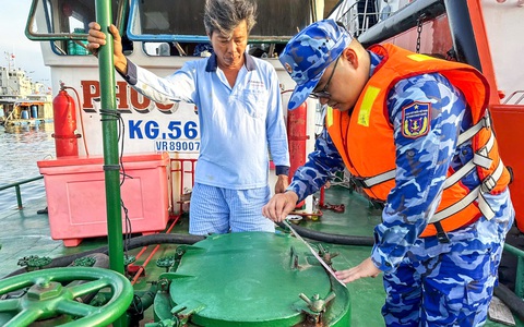 Trinh sát cảnh sát biển bắt nhiều vụ vận chuyển xăng dầu lậu