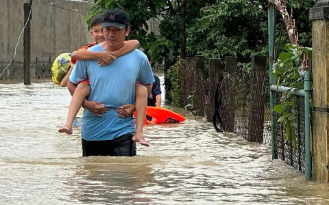 Lũ trên sông Trà Câu lên nhanh, người dân hối hả chạy lũ