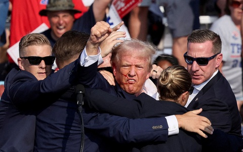 Bức ảnh ông Trump giơ nắm đấm cùng quốc kỳ đi vào lịch sử nước Mỹ