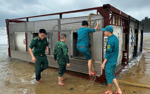 Công ty ở TP.HCM nhận là chủ ba bồn chứa dạt vào bờ biển Quảng Ngãi