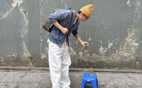 Sơn Tùng M-TP gây sốt khi ngồi trà đá vỉa hè ở Hà Nội