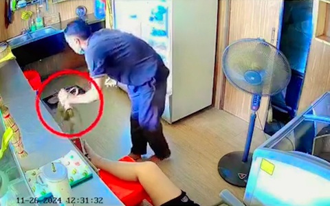 Tên trộm tỉnh bơ, đứng trò chuyện với chủ nhà như không có gì