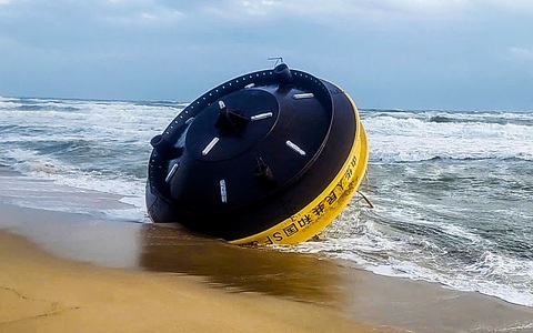 Vật thể lạ có dòng chữ China Buoy trôi dạt vào bờ biển Quảng Ngãi