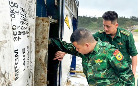 Số hiệu Công ty EQ Logis gửi trùng khớp ba bồn chứa trôi dạt vào bờ biển Quảng Ngãi