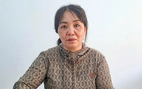 Bé gái bị 'mẹ nuôi' tạt nước sôi phải bán 300 tờ vé số mỗi ngày, nếu không sẽ bị hành hạ