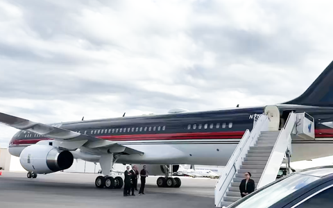 Máy bay của ông Trump và bà Harris chạm mặt nhau ở bang Bắc Carolina