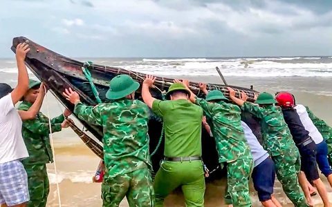 30 người vật lộn gần một tiếng với sóng lớn, cứu ngư dân bị chìm ghe
