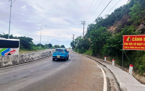 Xử lý 'xà quần', nguy cơ đá cả tấn lăn xuống đường ở Nha Trang vẫn còn nguyên