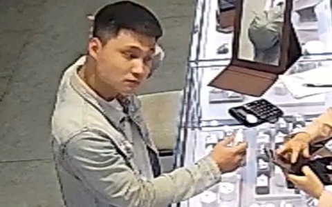 Khách trẻ tuổi vờ hỏi mua nhẫn kim cương rồi ‘cuỗm’ luôn