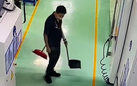 Nam nhân viên ngơ ngác tìm cây chổi kẹp trên nách