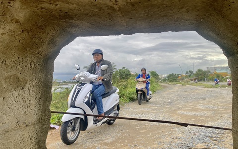 Người xe chen nhau 'xé rào' trên đường ven sông chưa thông ở Đà Nẵng
