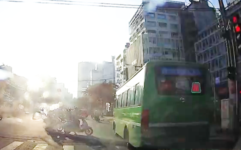 Xác minh clip xe buýt vượt đèn đỏ tại giao lộ đông người ở quận 1, TP.HCM