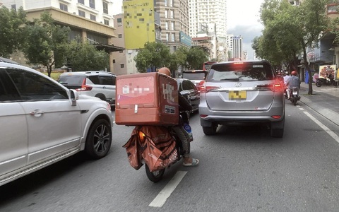 Phải tăng phạt nguội ô tô, xe máy chạy sai làn, gây rối loạn giao thông
