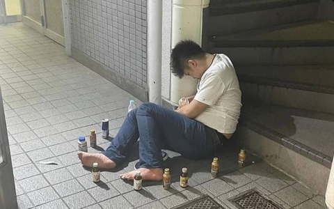 Tại sao có những vòng tròn bằng chai nước quanh mấy gã say ở Nhật?