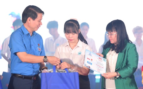 Lễ trao học bổng Tiếp sức đến trường đặc biệt cho tân sinh viên, học sinh, giáo viên Phú Yên