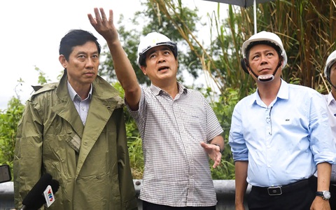 Xử lý khối đá nguy cơ sạt lở xuống đường ở Nha Trang trước khi bão Yinxing đổ vào