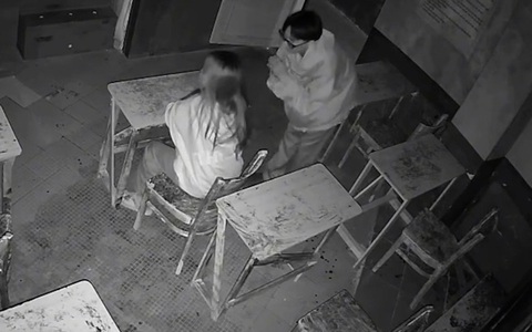 Chàng trai liên tục xin lỗi vì bỏ rơi bạn gái khi vào nhà ma