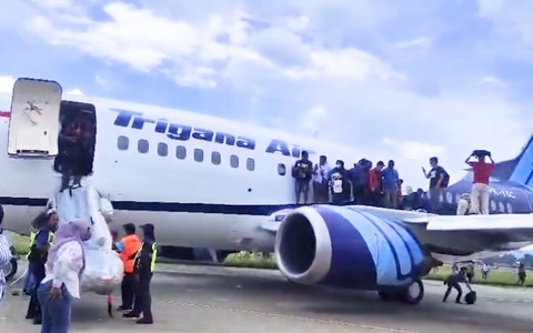Lại tai nạn máy bay: Chiếc Boeing 737 của Trigana Air bốc cháy, nhiều hành khách hoảng loạn