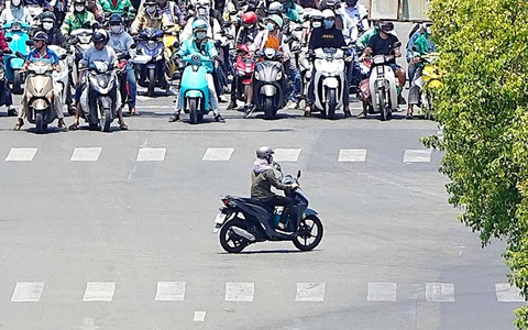 Vượt đèn đỏ, lấn làn: Đừng để trăm người cùng sai