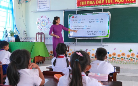 Giáo viên tự bỏ tiền túi mua tivi để dạy học: Trân trọng nhưng không nên khuyến khích