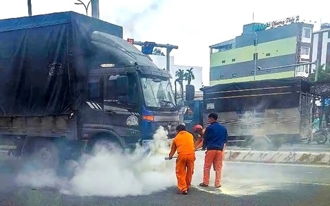 Công nhân điện lực kịp thời dập tắt đám cháy trên đường