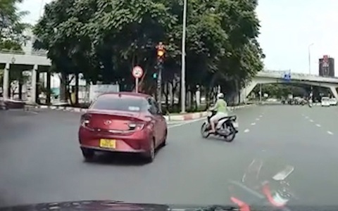 Tài xế bẻ lái xuất thần khi cô gái cúp đầu ô tô sang đường