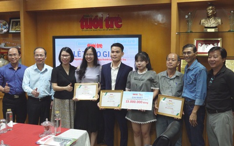 Báo Tuổi Trẻ trao giải  cuộc thi thiết kế logo và slogan kỷ niệm 50 năm thành lập báo
