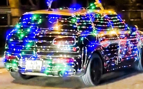‘Tuýt còi’ ô tô phủ đầy đèn LED nhấp nháy diễu hành trên cầu Rồng