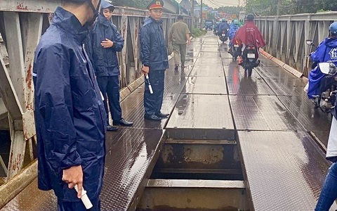 Tấm sắt bốc hơi, tạo lỗ hổng lớn giữa cầu Tăng Long ở Thủ Đức